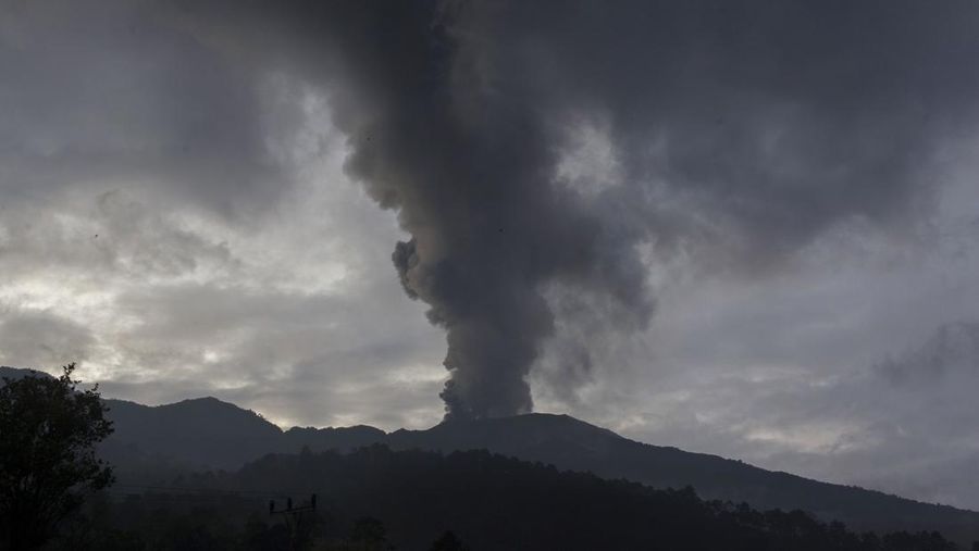 Gunung Marapi memuntahkan material vulkanik dari kawahnya saat terjadi letusan di Agam, Sumatera Barat, Indonesia, Minggu (14/1/2024). (AP Photo/Givo Alputra)