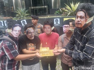 ICW Tiup Lilin Kue Ulang Tahun Buron Harun Masiku di Depan Gedung KPK