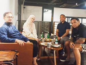 Inara Rusli dan Virgoun Bertemu di Luar Pengadilan, Berharap Semuanya Adil