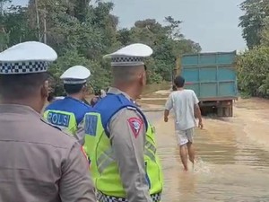 Jalan Sarolangun-Jambi Terendam Banjir, Pengendara Diminta Hati-hati