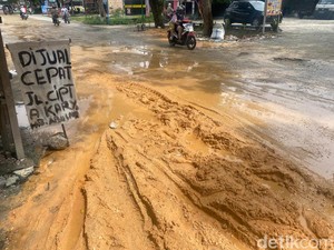 Pemprov-Pemkot Lepas Tangan, Jalan Rusak di Pekanbaru Dijual Warga