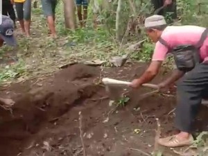 Berikut Barang Bukti yang Ditemukan di Lokasi Kakek Jalal Tewas Dikubur