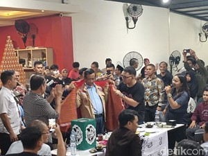 Momen Mahfud Diberi Kain Ulos oleh Warga Medan di Acara Tabrak Prof
