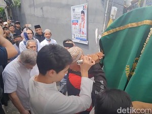 Maxime Bouttier Dampingi Terus Jenazah Ibunda, Luna Maya Turut Temani