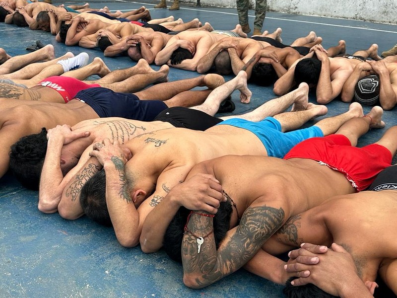 Anggota militer berjalan di luar penjara, ketika angkatan bersenjata Ekuador memasuki penjara di seluruh negeri dalam upaya memulihkan ketertiban setelah pembebasan penjaga penjara dan staf lain yang disandera, di Cotopaxi, Ekuador, 14 Januari 2024. Anggota militer berjalan di luar penjara, ketika angkatan bersenjata Ekuador memasuki penjara di seluruh negeri dalam upaya memulihkan ketertiban setelah pembebasan penjaga penjara dan staf lain yang disandera, di Cotopaxi, Ekuador, 14 Januari 2024. (REUTERS/Karen Toro)