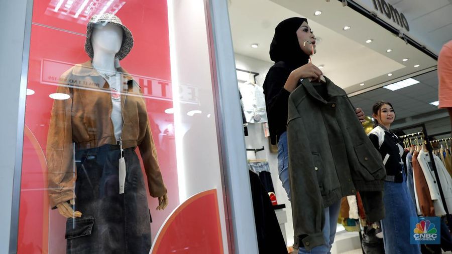 Pengunjung jastiper live tiktok penjualan pakaian di Pusat Grosir Metro Tanah Abang, Jakarta, Senin, (15/1/2024).  Little Bangkok yang baru diresmikan hari ini memiliki beberapa keunggulan mulai dari produk dan suasananya. (CNBC Indonesia/Muhammad Sabki)