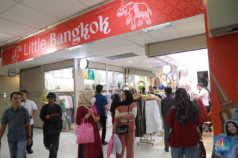Pengunjung jastiper live tiktok penjualan pakaian di Pusat Grosir Metro Tanah Abang, Jakarta, Senin, (15/1/2024). Little Bangkok yang baru diresmikan hari ini memiliki beberapa keunggulan mulai dari produk dan suasananya. Pengunjung jastiper live tiktok penjualan pakaian di Pusat Grosir Metro Tanah Abang, Jakarta, Senin, (15/1/2024). Little Bangkok yang baru diresmikan hari ini memiliki beberapa keunggulan mulai dari produk dan suasananya. (CNBC Indonesia/Muhammad Sabki)