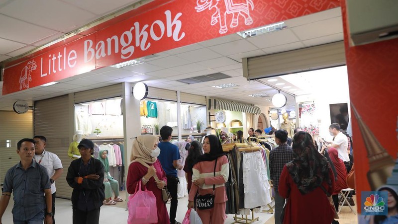 Pengunjung jastiper live tiktok penjualan pakaian di Pusat Grosir Metro Tanah Abang, Jakarta, Senin, (15/1/2024).  Little Bangkok yang baru diresmikan hari ini memiliki beberapa keunggulan mulai dari produk dan suasananya. (CNBC Indonesia/Muhammad Sabki)