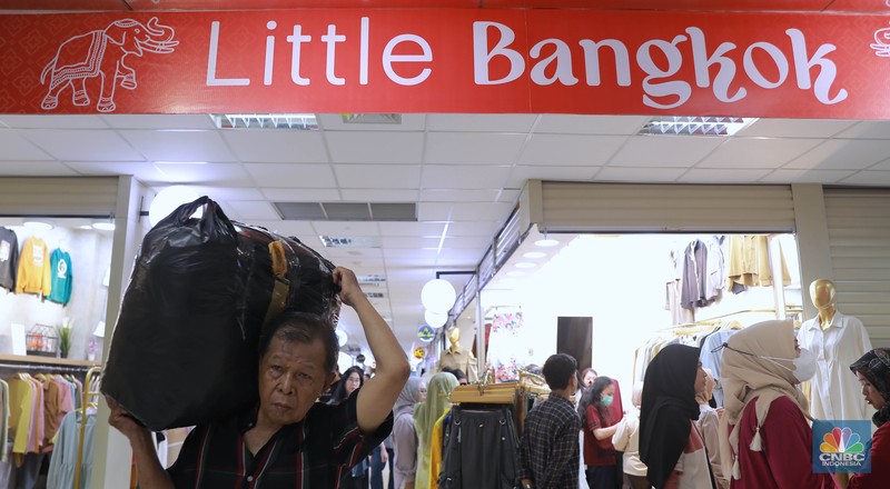Pengunjung jastiper live tiktok penjualan pakaian di Pusat Grosir Metro Tanah Abang, Jakarta, Senin, (15/1/2024). Little Bangkok yang baru diresmikan hari ini memiliki beberapa keunggulan mulai dari produk dan suasananya. Pengunjung jastiper live tiktok penjualan pakaian di Pusat Grosir Metro Tanah Abang, Jakarta, Senin, (15/1/2024). Little Bangkok yang baru diresmikan hari ini memiliki beberapa keunggulan mulai dari produk dan suasananya. (CNBC Indonesia/Muhammad Sabki)