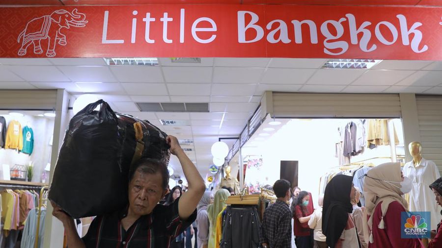 Pengunjung jastiper live tiktok penjualan pakaian di Pusat Grosir Metro Tanah Abang, Jakarta, Senin, (15/1/2024).  Little Bangkok yang baru diresmikan hari ini memiliki beberapa keunggulan mulai dari produk dan suasananya. (CNBC Indonesia/Muhammad Sabki)