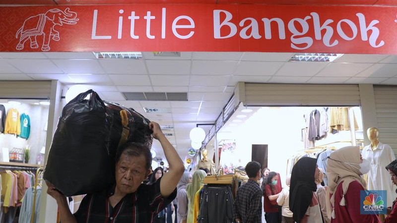 Pengunjung jastiper live tiktok penjualan pakaian di Pusat Grosir Metro Tanah Abang, Jakarta, Senin, (15/1/2024).  Little Bangkok yang baru diresmikan hari ini memiliki beberapa keunggulan mulai dari produk dan suasananya. (CNBC Indonesia/Muhammad Sabki)