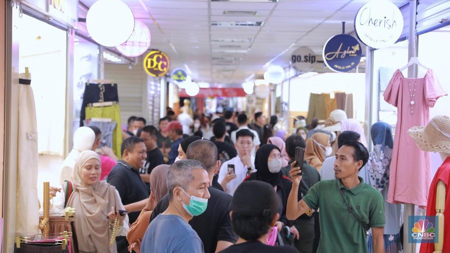 Pengunjung jastiper live tiktok penjualan pakaian di Pusat Grosir Metro Tanah Abang, Jakarta, Senin, (15/1/2024).  Little Bangkok yang baru diresmikan hari ini memiliki beberapa keunggulan mulai dari produk dan suasananya. (CNBC Indonesia/Muhammad Sabki)