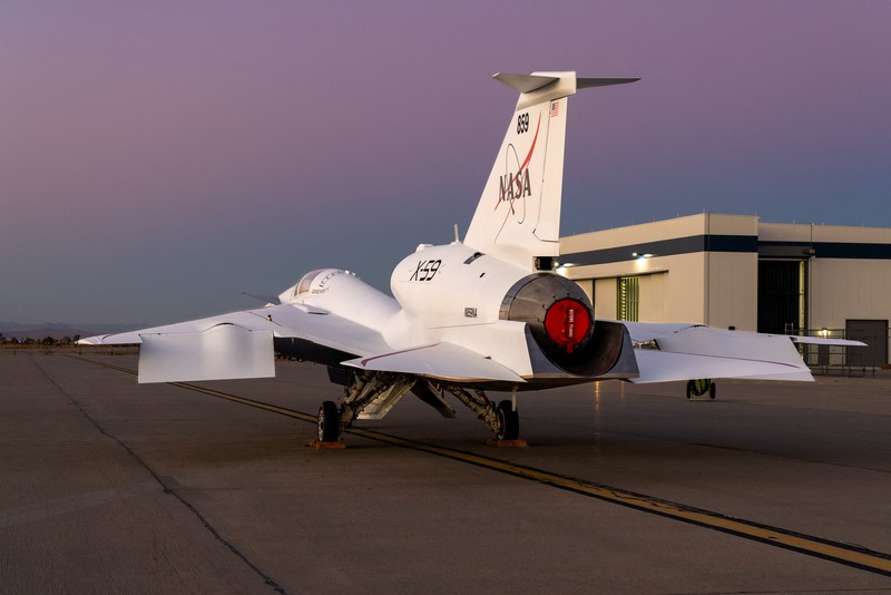 Pesawat supersonik eksperimental senyap X-59, hasil kolaborasi Skunk Works Lockheed Martin dan NASA terparkir pada salah satu hanggar di Palmdale, California, Amerika Serikat (AS), Jumat (12/1/2024). (Lockheed Martin/Garry Tice/Handout via REUTERS)