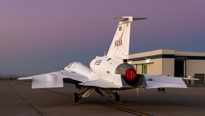 Pesawat supersonik eksperimental senyap X-59, hasil kolaborasi Skunk Works Lockheed Martin dan NASA terparkir pada salah satu hanggar di Palmdale, California, Amerika Serikat (AS), Jumat (12/1/2024). (Lockheed Martin/Garry Tice/Handout via REUTERS)