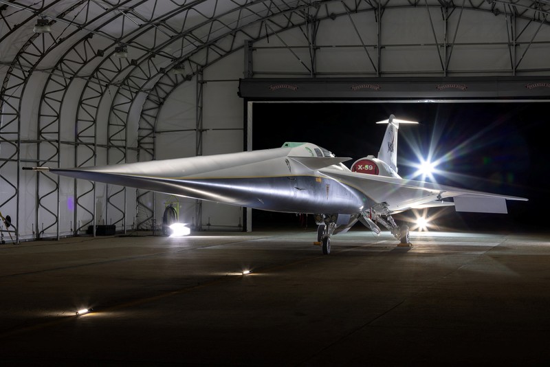 Pesawat supersonik eksperimental senyap X-59, hasil kolaborasi Skunk Works Lockheed Martin dan NASA terparkir pada salah satu hanggar di Palmdale, California, Amerika Serikat (AS), Jumat (12/1/2024). (Lockheed Martin/Garry Tice/Handout via REUTERS) Pesawat supersonik eksperimental senyap X-59, hasil kolaborasi Skunk Works Lockheed Martin dan NASA terparkir pada salah satu hanggar di Palmdale, California, Amerika Serikat (AS), Jumat (12/1/2024). (Lockheed Martin/Garry Tice/Handout via REUTERS)