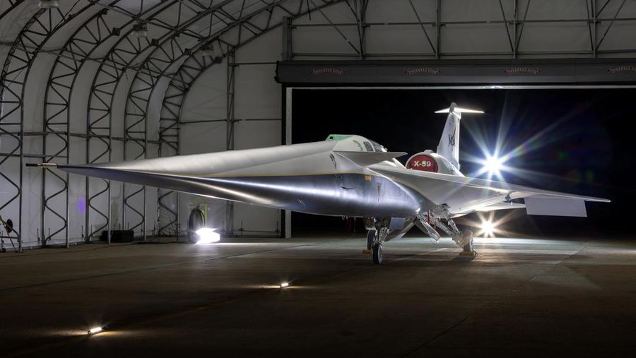 Pesawat supersonik eksperimental senyap X-59, hasil kolaborasi Skunk Works Lockheed Martin dan NASA terparkir pada salah satu hanggar di Palmdale, California, Amerika Serikat (AS), Jumat (12/1/2024). (Lockheed Martin/Garry Tice/Handout via REUTERS)