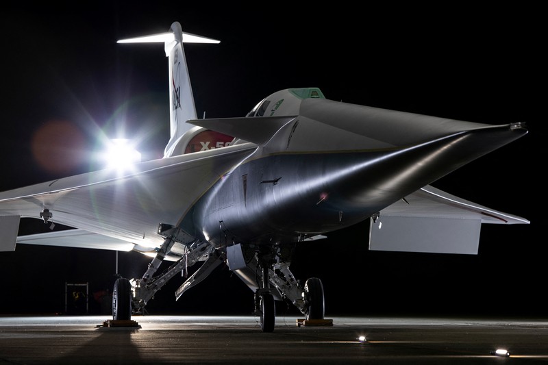 Pesawat supersonik eksperimental senyap X-59, hasil kolaborasi Skunk Works Lockheed Martin dan NASA terparkir pada salah satu hanggar di Palmdale, California, Amerika Serikat (AS), Jumat (12/1/2024). (Lockheed Martin/Garry Tice/Handout via REUTERS)
