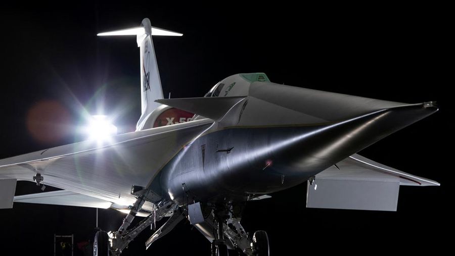 Pesawat supersonik eksperimental senyap X-59, hasil kolaborasi Skunk Works Lockheed Martin dan NASA terparkir pada salah satu hanggar di Palmdale, California, Amerika Serikat (AS), Jumat (12/1/2024). (Lockheed Martin/Garry Tice/Handout via REUTERS)