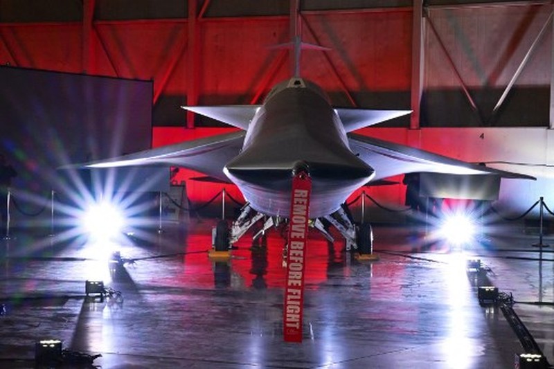 Pesawat supersonik eksperimental senyap X-59, hasil kolaborasi Skunk Works Lockheed Martin dan NASA terparkir pada salah satu hanggar di Palmdale, California, Amerika Serikat (AS), Jumat (12/1/2024). (Lockheed Martin/Garry Tice/Handout via REUTERS)