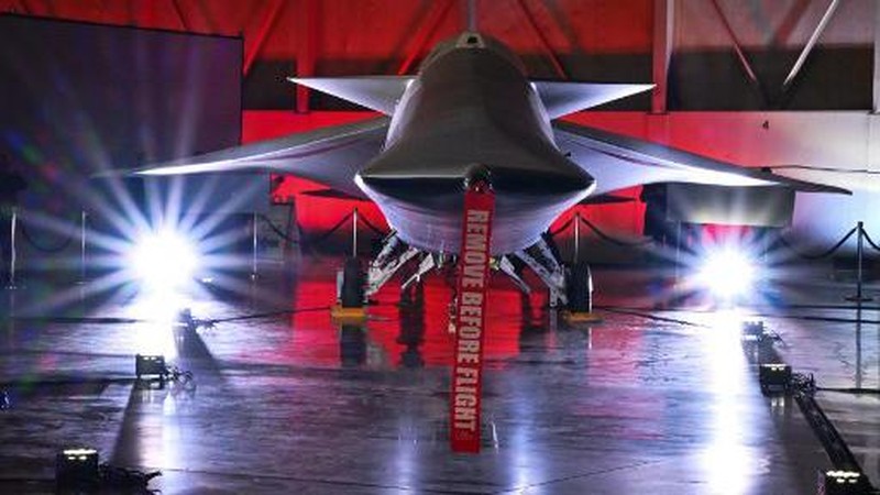 Pesawat supersonik eksperimental senyap X-59, hasil kolaborasi Skunk Works Lockheed Martin dan NASA terparkir pada salah satu hanggar di Palmdale, California, Amerika Serikat (AS), Jumat (12/1/2024). (Lockheed Martin/Garry Tice/Handout via REUTERS)