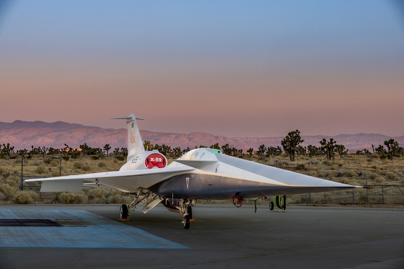 Pesawat supersonik eksperimental senyap X-59, hasil kolaborasi Skunk Works Lockheed Martin dan NASA terparkir pada salah satu hanggar di Palmdale, California, Amerika Serikat (AS), Jumat (12/1/2024). (Lockheed Martin/Garry Tice/Handout via REUTERS)