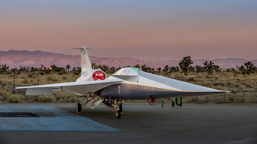 Pesawat supersonik eksperimental senyap X-59, hasil kolaborasi Skunk Works Lockheed Martin dan NASA terparkir pada salah satu hanggar di Palmdale, California, Amerika Serikat (AS), Jumat (12/1/2024). (Lockheed Martin/Garry Tice/Handout via REUTERS)