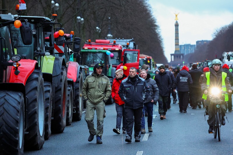 Petani Jerman memprotes pemotongan subsidi pajak kendaraan oleh pemerintah koalisi Ampel Jerman di depan Gerbang Brandenburg di Berlin, Jerman 15 Januari 2024. Petani Jerman memprotes pemotongan subsidi pajak kendaraan oleh pemerintah koalisi Ampel Jerman di depan Gerbang Brandenburg di Berlin, Jerman 15 Januari 2024. (REUTERS/Fabrizio Bensch)