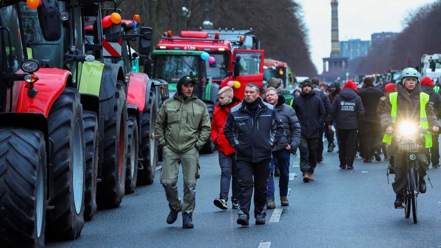 Petani Jerman memprotes pemotongan subsidi pajak kendaraan oleh pemerintah koalisi Ampel Jerman di depan Gerbang Brandenburg di Berlin, Jerman 15 Januari 2024. (REUTERS/Fabrizio Bensch)