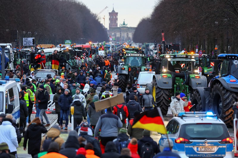 Petani Jerman memprotes pemotongan subsidi pajak kendaraan oleh pemerintah koalisi Ampel Jerman di depan Gerbang Brandenburg di Berlin, Jerman 15 Januari 2024. Petani Jerman memprotes pemotongan subsidi pajak kendaraan oleh pemerintah koalisi Ampel Jerman di depan Gerbang Brandenburg di Berlin, Jerman 15 Januari 2024. (REUTERS/Fabrizio Bensch)