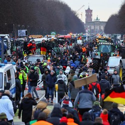 Penampakan Ribuan Traktor Blokir Jalan Raya Jerman, Ada Apa?