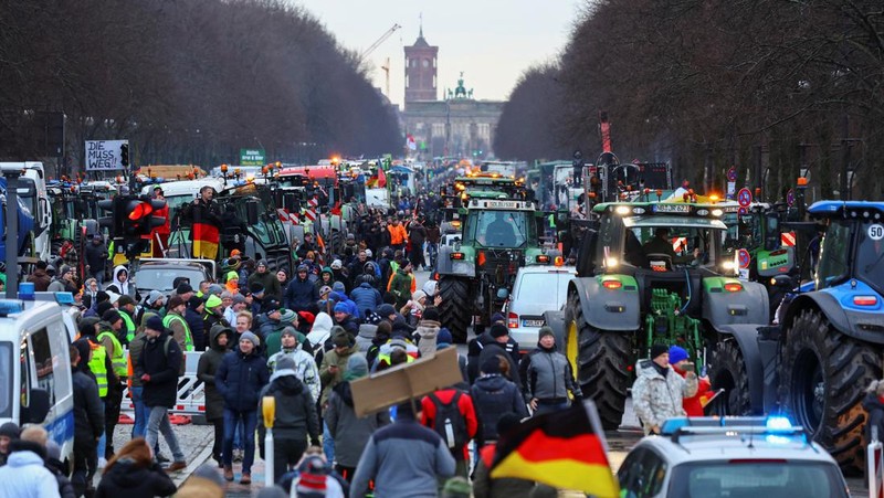 Petani Jerman memprotes pemotongan subsidi pajak kendaraan oleh pemerintah koalisi Ampel Jerman di depan Gerbang Brandenburg di Berlin, Jerman 15 Januari 2024. (REUTERS/Fabrizio Bensch)