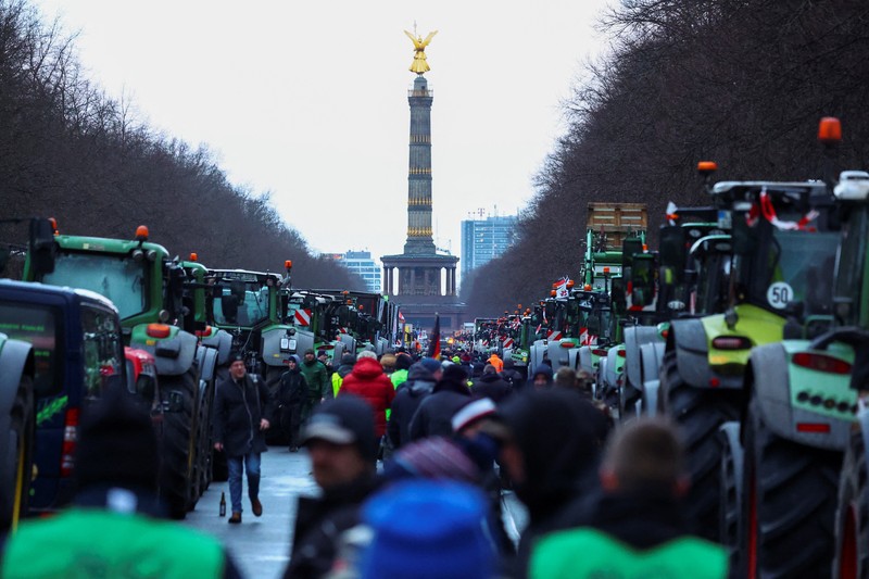 Petani Jerman memprotes pemotongan subsidi pajak kendaraan oleh pemerintah koalisi Ampel Jerman di depan Gerbang Brandenburg di Berlin, Jerman 15 Januari 2024. Petani Jerman memprotes pemotongan subsidi pajak kendaraan oleh pemerintah koalisi Ampel Jerman di depan Gerbang Brandenburg di Berlin, Jerman 15 Januari 2024. (REUTERS/Fabrizio Bensch)