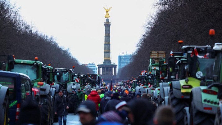 Petani Jerman memprotes pemotongan subsidi pajak kendaraan oleh pemerintah koalisi Ampel Jerman di depan Gerbang Brandenburg di Berlin, Jerman 15 Januari 2024. (REUTERS/Fabrizio Bensch)