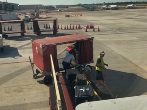 Muat Tas Penumpang ke Bagasi, Pilot Ini Banjir Pujian