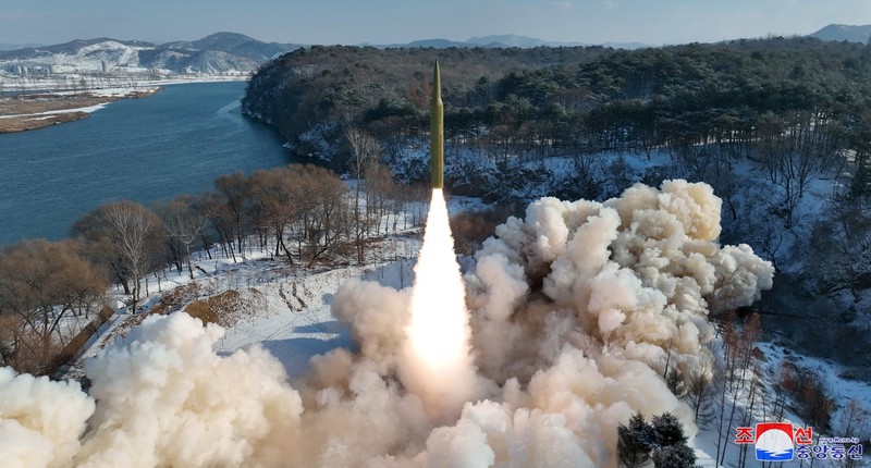 Rudal balistik berbahan bakar padat dan hipersonik saat di uji coba di Korea Utara, MInggu (14/1/2024). (KCNA via REUTERS)