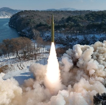 Korut-Korsel Makin Panas, Kim Jong Un Luncurkan Rudal Balistik