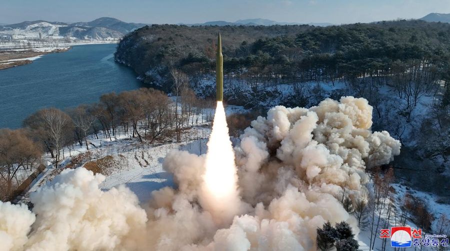 Rudal balistik berbahan bakar padat dan hipersonik saat di uji coba di Korea Utara, MInggu (14/1/2024). (KCNA via REUTERS)