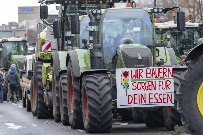 Petani Jerman memprotes pemotongan subsidi pajak kendaraan oleh pemerintah koalisi Ampel Jerman di depan Gerbang Brandenburg di Berlin, Jerman 15 Januari 2024. Petani Jerman memprotes pemotongan subsidi pajak kendaraan oleh pemerintah koalisi Ampel Jerman di depan Gerbang Brandenburg di Berlin, Jerman 15 Januari 2024. (REUTERS/Fabrizio Bensch)