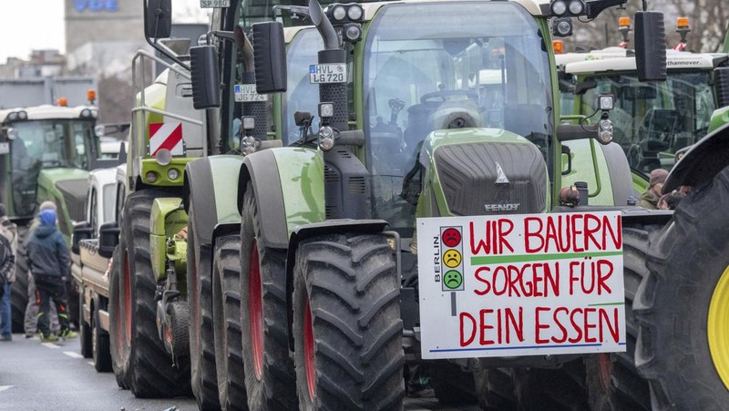 Petani Jerman memprotes pemotongan subsidi pajak kendaraan oleh pemerintah koalisi Ampel Jerman di depan Gerbang Brandenburg di Berlin, Jerman 15 Januari 2024. (REUTERS/Fabrizio Bensch)