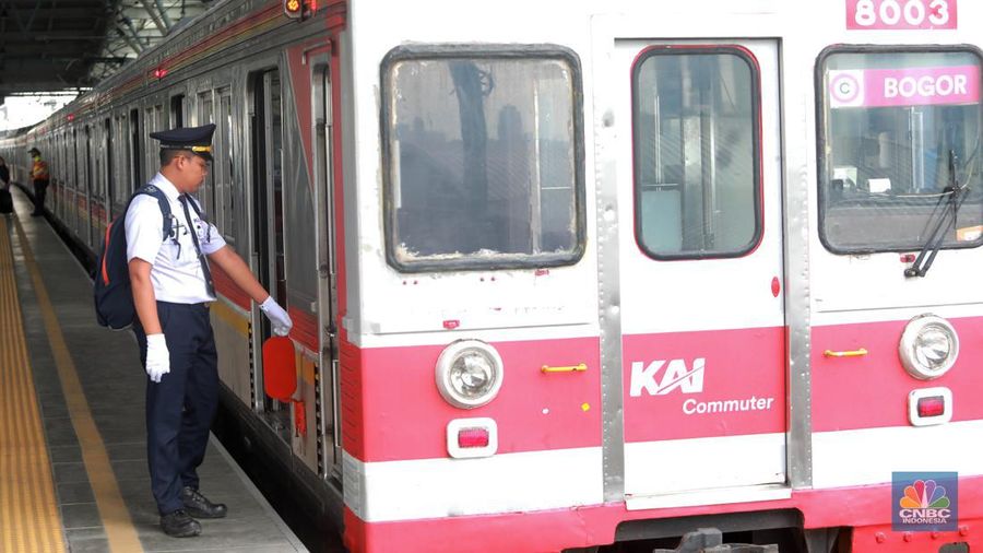 Sejumlah penumpang Kereta Api menunggu keberangkatan di Stasiun Manggarai, Jakarta, Senin, (15/1/2024). (CNBC Indonesia/Muhammad Sabki)