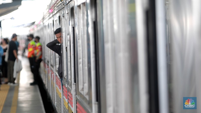 Sejumlah penumpang Kereta Api menunggu keberangkatan di Stasiun Manggarai, Jakarta, Kamis, (11/1/2024). (CNBC Indonesia/Muhammad Sabki)