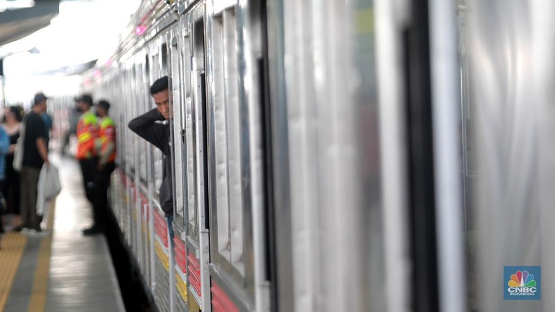 Sejumlah penumpang Kereta Api menunggu keberangkatan di Stasiun Manggarai, Jakarta, Kamis, (11/1/2024). (CNBC Indonesia/Muhammad Sabki)