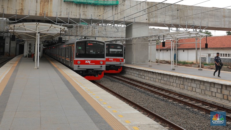Sejumlah penumpang Kereta Api menunggu keberangkatan di Stasiun Manggarai, Jakarta, Kamis, (11/1/2024). Sejumlah penumpang Kereta Api menunggu keberangkatan di Stasiun Manggarai, Jakarta, Kamis, (11/1/2024). (CNBC Indonesia/Muhammad Sabki)