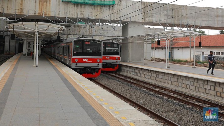 Sejumlah penumpang Kereta Api menunggu keberangkatan di Stasiun Manggarai, Jakarta, Senin, (15/1/2024). (CNBC Indonesia/Muhammad Sabki)