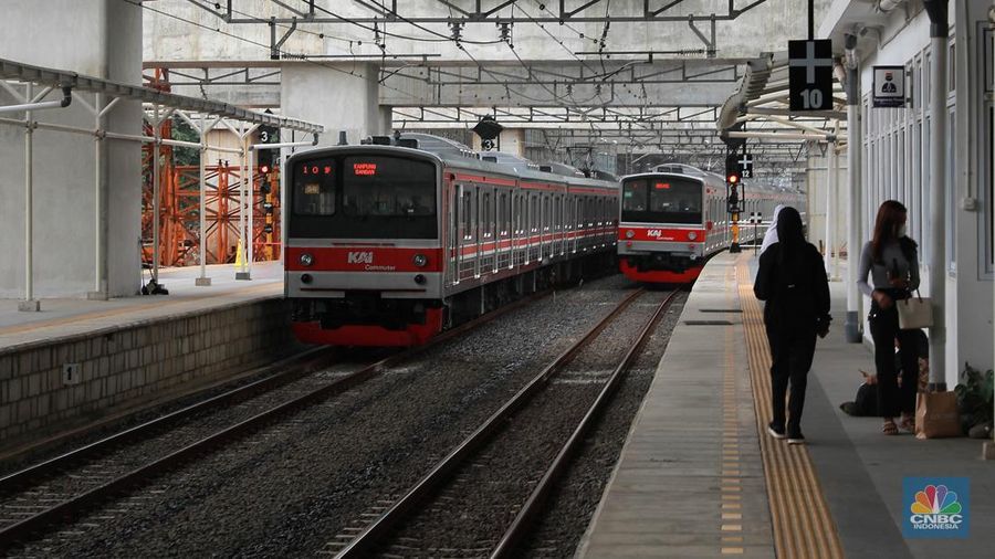 Sejumlah penumpang Kereta Api menunggu keberangkatan di Stasiun Manggarai, Jakarta, Senin, (15/1/2024). (CNBC Indonesia/Muhammad Sabki)