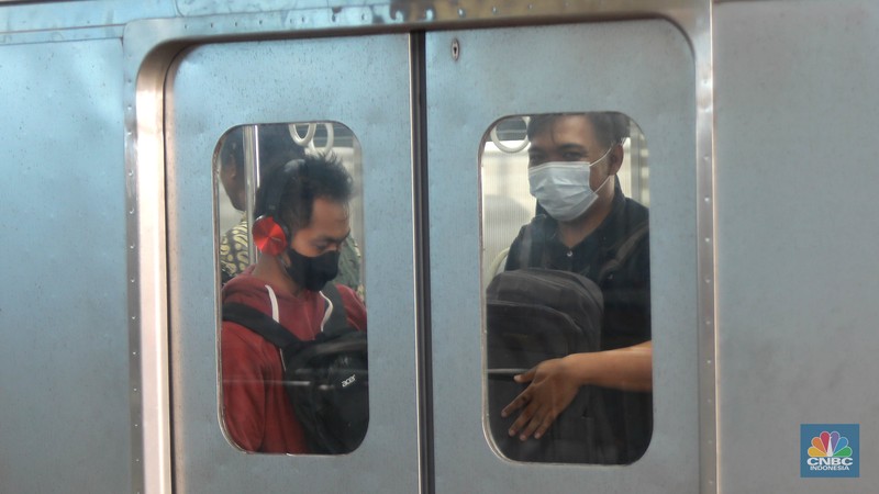 Sejumlah penumpang Kereta Api menunggu keberangkatan di Stasiun Manggarai, Jakarta, Kamis, (11/1/2024). Sejumlah penumpang Kereta Api menunggu keberangkatan di Stasiun Manggarai, Jakarta, Kamis, (11/1/2024). (CNBC Indonesia/Muhammad Sabki)