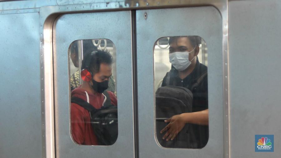 Sejumlah penumpang Kereta Api menunggu keberangkatan di Stasiun Manggarai, Jakarta, Kamis, (11/1/2024). (CNBC Indonesia/Muhammad Sabki)