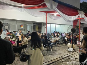 Malam-malam, Warga Masih Antre di KPU Jaksel Demi Pindah TPS