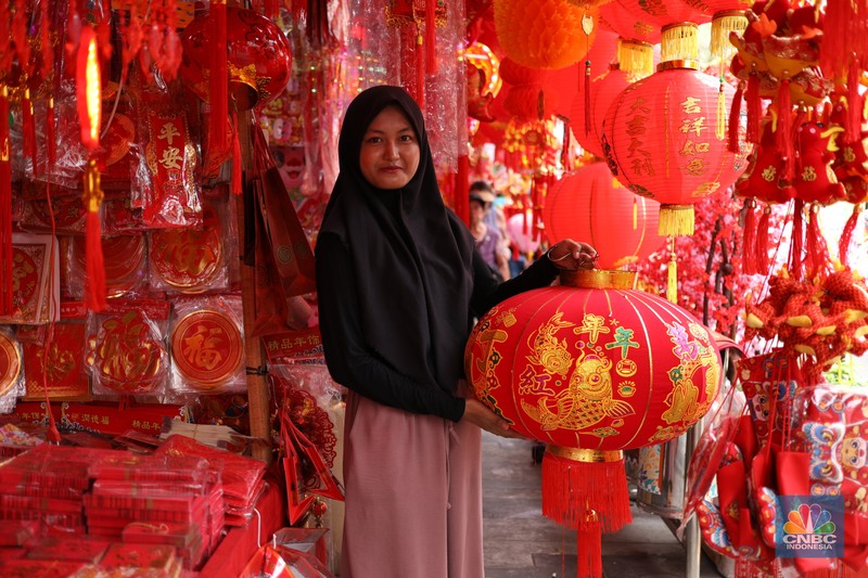 Suasana penjualan pernah-pernik Imlek di kawasan Glodok, Jakarta, Senin (15/1/2024). Beberapa minggu menjelang Tahun Baru Imlek, para pedagang mulai memadati kawasan perniagaan tersebut. (CNBC Indonesia/Tri Susilo)