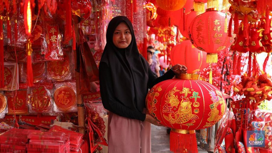 Suasana penjualan pernah-pernik Imlek di kawasan Glodok, Jakarta, Senin (15/1/2024). Beberapa minggu menjelang Tahun Baru Imlek, para pedagang mulai memadati kawasan perniagaan tersebut. (CNBC Indonesia/Tri Susilo)